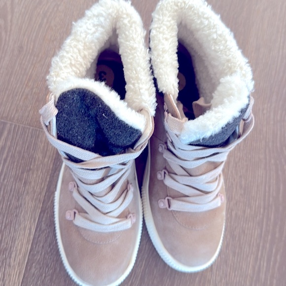 NWOT! KENNETH COLE NY hiker lace up ankle boots. kids size 3 / women’s 5-5.5. - Picture 4 of 6